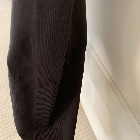 Like new Lululemon compression crop leggings sz 4 - Picture 5 of 6